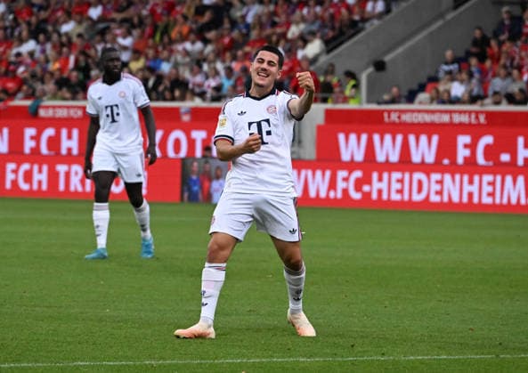 18.08.2026, xsltx, Fussball Testspiel, 1.FC Heidenheim - FC Bayern München v.l. Felipe Chavez (FC Bayern München) trifft mit einem Traumfreistoß unterr die Querlatte ins Kreuzeck und jubelt entsprechend (DFL DFB REGULATIONS PROHIBIT ANY USE OF PHOTOGRAPHS as IMAGE SEQUENCES and or QUASI-VIDEO) *** August 18, 2026, xsltx, Soccer Friendly Match, 1 FC Heidenheim vs. FC Bayern Munich: Felipe Chavez scores for FC Bayern Munich with a dream free kick that hits the crossbar and finds the top corner, prompting jubilant celebrations. DFL and DFB regulations prohibit any use of photographs as image sequences and or quasi-video.