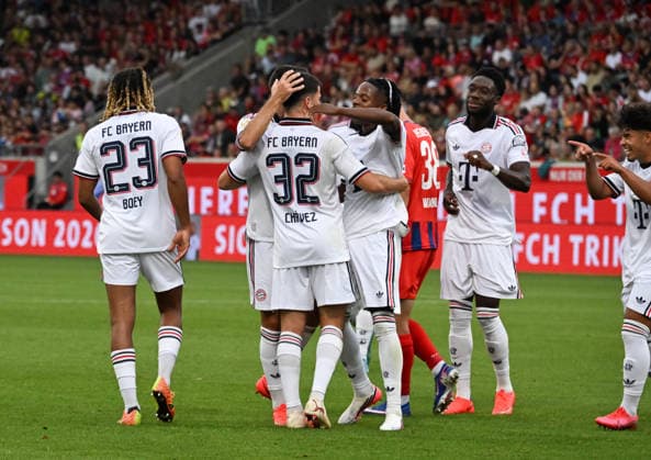 18.08.2026, xsltx, Fussball Testspiel, 1.FC Heidenheim - FC Bayern München v.l. Felipe Chavez (FC Bayern München Nr. 32) trifft mit einem Traumfreistoß unter die Querlatte ins Kreuzeck und jubelt entsprechend mit dem Team (DFL DFB REGULATIONS PROHIBIT ANY USE OF PHOTOGRAPHS as IMAGE SEQUENCES and or QUASI-VIDEO) *** August 18, 2026, xsltx, soccer exhibition match, 1 FC Heidenheim vs. FC Bayern Munich: Felipe Chavez (No. 32) of FC Bayern Munich scores with a dream free kick that hits the crossbar and goes into the top corner, and celebrates with the team. DFL and DFB regulations prohibit any use of photographs as image sequences and or QUASI VIDEO