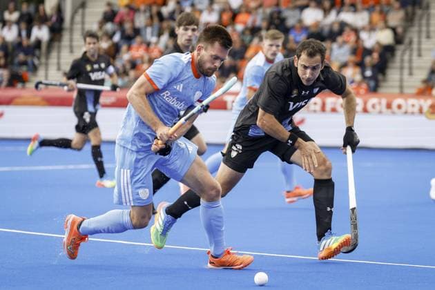 AMSTELVEEN - Thierry Brinkman of the Netherlands and Nicolas Cicileo of Argentina during the group stage match at the Hockey World Cup between Argentina and the Netherlands at the Wagener Stadium. BAS CZERWINSKI ANP xVIxANPxSportx xxANPxIVx 565759306 originalFilename: 565759306.jpg