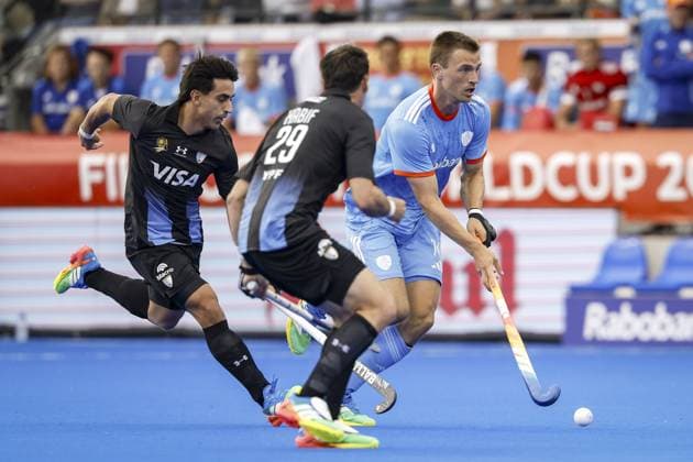 AMSTELVEEN - Thomas Habif of Argentina and Jorrit Croon of the Netherlands during the group stage match at the Hockey World Cup between Argentina and the Netherlands at the Wagener Stadium. BAS CZERWINSKI ANP xVIxANPxSportx xxANPxIVx 565759337 originalFilename: 565759337.jpg