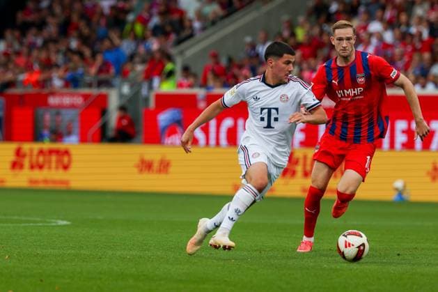 Felipe Chavez 32 (FC Bayern Muenchen) und Maximilian Breunig 14 (1FC Heidenheim 1846) im Duell, 1. FC Heidenheim 1846 vs. FC Bayern Muenchen, Fussball, Maenner, Bundesliga, Freundschaftsspiel, Friendly Match, Saison 2026 2027, 18.08.2026 DFB regulations prohibit any use of photographs as image sequences and or quasi-video Heidenheim Baden-Wuerttemberg Deutschland *** Felipe Chavez (32), FC Bayern Munich, and Maximilian Breunig (14), 1. FC Heidenheim 1846, face off, 1 FC Heidenheim 1846 vs. FC Bayern Munich, Soccer, Men, Bundesliga, Friendly Match, 2026–2027 Season, August 18, 2026. DFB regulations prohibit any use of photographs as image sequences and or quasi-video. Heidenheim, Baden-Württemberg, Germany Copyright: xkolbert-press MartinxAgüerax