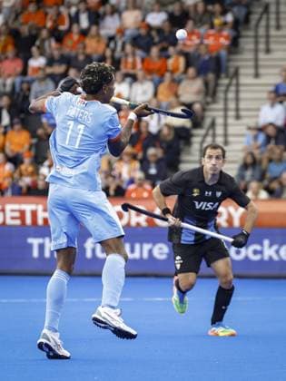 AMSTELVEEN - Nicolas Cicileo of Argentina and Terrance Pieters of the Netherlands during the group stage match at the Hockey World Cup between Argentina and the Netherlands at the Wagener Stadium. BAS CZERWINSKI ANP xVIxANPxSportx xxANPxIVx 565759508 originalFilename: 565759508.jpg