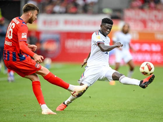 Julian Niehues (1. FC Heidenheim 1846) und Bara Ndiaye (FC Bayern Muenchen) battle for the ball during the pre-Season Friendly match between 1.FC Heidenheim v FC Bayern Muenchen at Voith-Arena on August 18, 2026 in Heidenheim, Germany. (Photo by Harry Langer DeFodi Images) - *** Julian Niehues of 1 FC Heidenheim 1846 and Bara Ndiaye of FC Bayern Munich battle for the ball during the preseason friendly match between 1 FC Heidenheim and FC Bayern Munich at the Voith Arena on August 18, 2026 in Heidenheim, Germany. Photo by Harry Langer, DeFodi Images