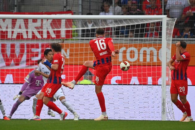 Tor Julian NIEHUES (Heidenheim) zum 2-1, Aktion,Torschuss. Fussball Testpiel 1.FC Heidenheim - FC Bayern Muenchen am 18.08.2025 , VOITH ARENA. *** Goal by Julian NIEHUES of Heidenheim to make it 2–1, play, shot on goal, soccer friendly match between 1. FC Heidenheim and FC Bayern Munich on August 18, 2025, at VOITH ARENA