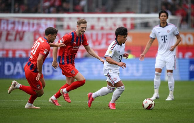 Fussball Testspiel 1. Bundesliga 2026 2027 18.08.2026 1. FC Heidenheim - FC Bayern Muenchen Maycon Cardozo (2.v.re, FC Bayern Muenchen) gegen Maximilian Breunig (2.v.li, 1. FC Heidenheim) und Luca Kerber (li, 1. FC Heidenheim) *** Soccer Friendly Match 1, Bundesliga 2026–2027, August 18, 2026: 1. FC Heidenheim vs. FC Bayern Munich; Maycon Cardozo (2nd from right), FC Bayern Munich vs. Maximilian Breunig (2nd from left), 1 FC Heidenheim and Luca Kerber (left), 1 FC Heidenheim