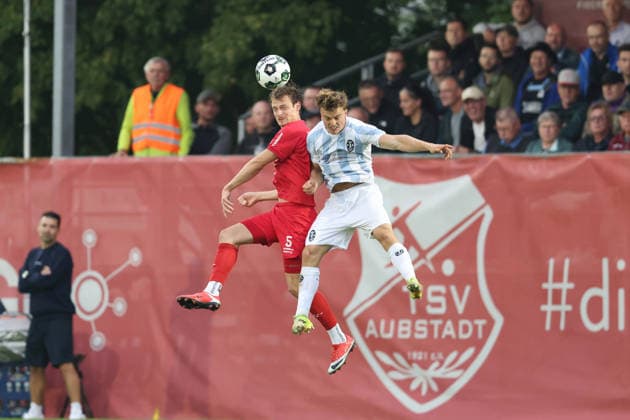 18.08.2026, Herren, Fussball, Saison 2026 2027, Regionalliga Bayern, 5. Spieltag: TSV Aubstadt - TSV 1860 Muenchen Franz Helmer ( 5, TSV Aubstadt) und Julian Bell ( 2, TSV 1860 München) Sulzfeld Schulstadion Aubstadt (NGN Arena) Bayern Deutschland *** August 18, 2026, Men s Soccer, 2026–2027 Season, Bavarian Regional League, Matchday 5: TSV Aubstadt vs. TSV 1860 Munich (Franz Helmer 5, TSV Aubstadt; Julian Bell 2), TSV 1860 Munich, Sulzfeld, Schulstadion Aubstadt, NGN Arena, Bavaria, Germany