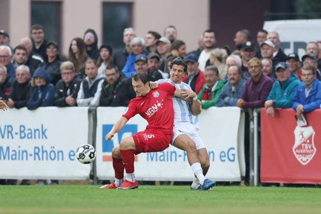18.08.2026, Herren, Fussball, Saison 2026 2027, Regionalliga Bayern, 5. Spieltag: TSV Aubstadt - TSV 1860 Muenchen Franz Helmer ( 5, TSV Aubstadt) und Tunay Deniz ( 36, TSV 1860 München) Sulzfeld Schulstadion Aubstadt (NGN Arena) Bayern Deutschland *** August 18, 2026, Men s Soccer, 2026–2027 Season, Bavarian Regional League, Matchday 5: TSV Aubstadt vs. TSV 1860 Munich, Franz Helmer 5, TSV Aubstadt and Tunay Deniz 36, TSV 1860 Munich, Sulzfeld, Schulstadion Aubstadt, NGN Arena, Bavaria, Germany