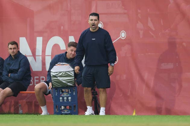 18.08.2026, Herren, Fussball, Saison 2026 2027, Regionalliga Bayern, 5. Spieltag: TSV Aubstadt - TSV 1860 Muenchen Alper Kayabunar (Cheftrainer, TSV 1860 München) gibt Anweisungen Sulzfeld Schulstadion Aubstadt (NGN Arena) Bayern Deutschland *** August 18, 2026, Men s, Soccer, 2026–2027 season, Bavarian Regional League, Matchday 5: TSV Aubstadt vs. TSV 1860 Munich; Alper Kayabunar, head coach of TSV 1860 Munich, gives instructions at the Sulzfeld School Stadium in Aubstadt (NGN Arena), Bavaria, Germany