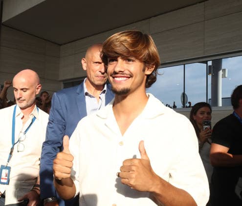 IPA87601439 - Ciampino, August 18, 2026: Rodrigo Mora, Roma s new signing, at the airport (Photo by Gino Mancini)  Copyright: xGinoxMancini IPAxSportx xx 87601439