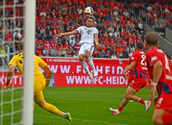 18.08.2026, Fussball Bundesliga 2026 2027, Testspiel, 1.FC Heidenheim - FC Bayern München, in der Voith-Arena Heidenheim, Jamal Musiala (Bayern München) gegen Torwart Thomas Dähne (1. FC Heidenheim 1846) *** August 18, 2026, 2026–2027 Bundesliga, Friendly Match, 1. FC Heidenheim vs. FC Bayern Munich, at the Voith Arena in Heidenheim, Jamal Musiala (Bayern Munich) vs. goalkeeper Thomas Dähne (1. FC Heidenheim 1846)