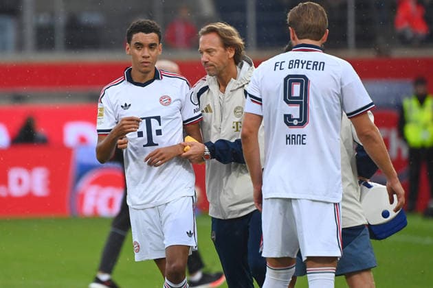 Jamal MUSIALA (Bayern Muenchen) bricht erneut zusammen,Ohnmacht, wird von Dr.Peter UEBLACKER (Mannschaftsarzt FCB) vom Platz gefuehrt, re :Harry KANE (Bayern Muenchen). Fussball Testpiel 1.FC Heidenheim - FC Bayern Muenchen am 18.08.2025 , VOITH ARENA. *** Jamal MUSIALA of Bayern Munich collapses again,faints, is led off the field by Dr. Peter UEBLACKER, FCB team doctor, re: Harry KANE, Bayern Munich soccer friendly match 1: FC Heidenheim vs. FC Bayern Munich on August 18, 2025, VOITH ARENA