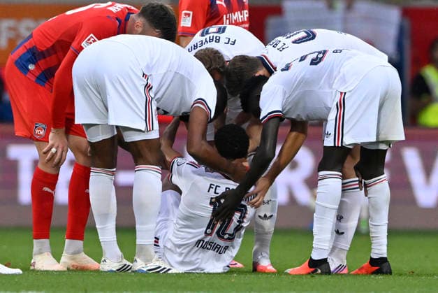 Jamal Musiala FC Bayern Muenchen FCB (10) bricht erneut auf dem Platz zusammen Zusammenbruch verletzt Verletzung Erschöpfung Kollegen eilen zu Hilfe 1. FC Heidenheim 1846 FCH vs FC Bayern Muenchen FCB TESTSPIEL 18.08.2026 DFL REGULATIONS PROHIBIT ANY USE OF PHOTOGRAPHS AS IMAGE SEQUENCES AND OR QUASI-VIDEO 1. FC Heidenheim 1846 FCH vs FC Bayern Muenchen FCB TESTSPIEL *** Jamal Musiala, FC Bayern Munich (FCB) No. 10, collapses on the field again; collapse, injury, exhaustion; teammates rush to his aid; 1. FC Heidenheim 1846 (FCH) vs. FC Bayern Munich (FCB), Friendly Match, August 18, 2026; DFL REGULATIONS PROHIBIT ANY USE OF PHOTOGRAPHS AS IMAGE SEQUENCES AND OR QUASI-VIDEO 1 FC Heidenheim 1846 FCH vs. FC Bayern Munich FCB FRIENDLY MATCH