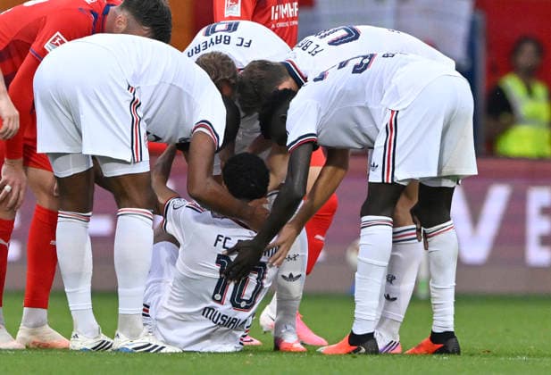 Jamal Musiala FC Bayern Muenchen FCB (10) bricht erneut auf dem Platz zusammen Zusammenbruch verletzt Verletzung Erschöpfung Kollegen eilen zu Hilfe 1. FC Heidenheim 1846 FCH vs FC Bayern Muenchen FCB TESTSPIEL 18.08.2026 DFL REGULATIONS PROHIBIT ANY USE OF PHOTOGRAPHS AS IMAGE SEQUENCES AND OR QUASI-VIDEO 1. FC Heidenheim 1846 FCH vs FC Bayern Muenchen FCB TESTSPIEL *** Jamal Musiala, FC Bayern Munich (FCB) No. 10, collapses on the field again; collapse, injury, exhaustion; teammates rush to his aid; 1. FC Heidenheim 1846 (FCH) vs. FC Bayern Munich (FCB), Friendly Match, August 18, 2026; DFL REGULATIONS PROHIBIT ANY USE OF PHOTOGRAPHS AS IMAGE SEQUENCES AND OR QUASI-VIDEO 1 FC Heidenheim 1846 FCH vs. FC Bayern Munich FCB FRIENDLY MATCH