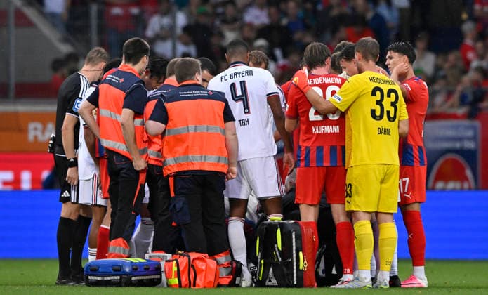 Jamal Musiala FC Bayern Muenchen FCB (10) bricht erneut auf dem Platz zusammen Zusammenbruch verletzt Verletzung Erschöpfung Kollegen eilen zu Hilfe bilden Kreis Sanitaeter 1. FC Heidenheim 1846 FCH vs FC Bayern Muenchen FCB TESTSPIEL 18.08.2026 DFL REGULATIONS PROHIBIT ANY USE OF PHOTOGRAPHS AS IMAGE SEQUENCES AND OR QUASI-VIDEO 1. FC Heidenheim 1846 FCH vs FC Bayern Muenchen FCB TESTSPIEL *** Jamal Musiala, FC Bayern Munich (FCB) No. 10, collapses on the field again; collapse, injury, exhaustion; teammates rush to his aid and form a circle; medical staff; 1. FC Heidenheim 1846 (FCH) vs. FC Bayern Munich (FCB) Friendly Match August 18, 2026 DFL regulations prohibit any use of photographs as image sequences and or quasi-video 1 FC Heidenheim 1846 (FCH) vs. FC Bayern Munich (FCB) Friendly Match