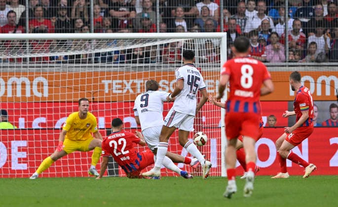 Strafraumszene, Torraumszene Torschuss Aktion Torchance Harry Kane FC Bayern Muenchen FCB (09) gegen Torwart Thomas Daehne 1. FC Heidenheim 1846 FCH (33) 1. FC Heidenheim 1846 FCH vs FC Bayern Muenchen FCB TESTSPIEL 18.08.2026 DFL REGULATIONS PROHIBIT ANY USE OF PHOTOGRAPHS AS IMAGE SEQUENCES AND OR QUASI-VIDEO 1. FC Heidenheim 1846 FCH vs FC Bayern Muenchen FCB TESTSPIEL *** Penalty area play, Goalmouth action, shot on goal, scoring chance: Harry Kane (FC Bayern Munich, FCB 09) against goalkeeper Thomas Daehne (1. FC Heidenheim 1846, FCH 33). 1. FC Heidenheim 1846 (FCH) vs. FC Bayern Munich (FCB) friendly match 18 08 2026 DFL regulations prohibit any use of photographs as image sequences and or quasi-video 1 FC Heidenheim 1846 FCH vs. FC Bayern Munich FCB Friendly Match