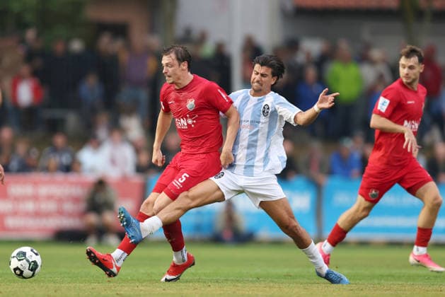 18.08.2026, Herren, Fussball, Saison 2026 2027, Regionalliga Bayern, 5. Spieltag: TSV Aubstadt - TSV 1860 Muenchen Franz Helmer ( 5, TSV Aubstadt) und Tunay Deniz ( 36, TSV 1860 München) Sulzfeld Schulstadion Aubstadt (NGN Arena) Bayern Deutschland *** August 18, 2026, Men s Soccer, 2026–2027 Season, Bavarian Regional League, Matchday 5: TSV Aubstadt vs. TSV 1860 Munich; Franz Helmer 5, TSV Aubstadt and Tunay Deniz 36, TSV 1860 Munich, Sulzfeld School Stadium, Aubstadt, NGN Arena, Bavaria, Germany