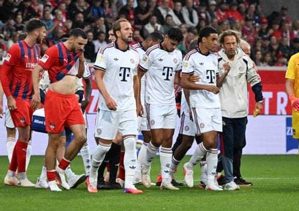 18.08.2026, xsltx, Fussball Testspiel, 1.FC Heidenheim - FC Bayern München 2. v.re. Jamal Musiala (FC Bayern München) geht nach seinem Zusammenbruch vom Feld (DFL DFB REGULATIONS PROHIBIT ANY USE OF PHOTOGRAPHS as IMAGE SEQUENCES and or QUASI-VIDEO) *** August 18, 2026, xsltx, soccer exhibition match, 1 FC Heidenheim 2 FC Bayern Munich, Jamal Musiala leaves the field after collapsing. DFL and DFB regulations prohibit any use of photographs as image sequences and or quasi-video.