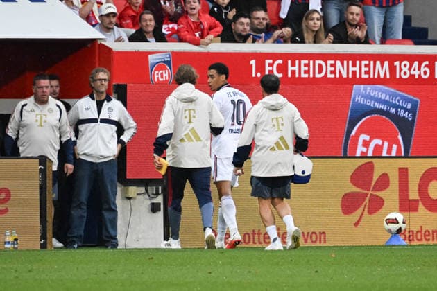 18.08.2026, xsltx, Fussball Testspiel, 1.FC Heidenheim - FC Bayern München v.l. Jamal Musiala (FC Bayern München) geht nach seinem Zusammenbruch vom Feld (DFL DFB REGULATIONS PROHIBIT ANY USE OF PHOTOGRAPHS as IMAGE SEQUENCES and or QUASI-VIDEO) *** August 18, 2026, xsltx, soccer friendly, 1 FC Heidenheim vs. FC Bayern Munich: Jamal Musiala leaves the field after collapsing. DFL and DFB regulations prohibit any use of photographs as image sequences and or quasi-video.