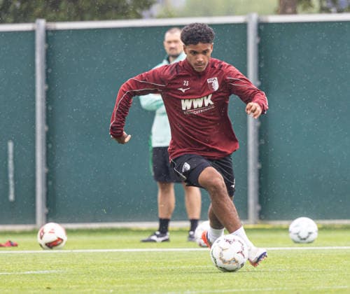 Faik Sakar (FC Augsburg 23) spielt den Ball, FC Augsburg, Training, *** Faik Sakar, FC Augsburg 23, plays the ball, FC Augsburg, practice,