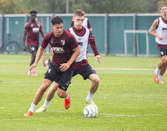 Kampf um den Ball zwischen Fabian Rieder (FC Augsburg 32) und Anton Kade (FC Augsburg 30, weiß); FC Augsburg, Training, *** A battle for the ball between Fabian Rieder (FC Augsburg 32) and Anton Kade (FC Augsburg 30), white FC Augsburg, practice,
