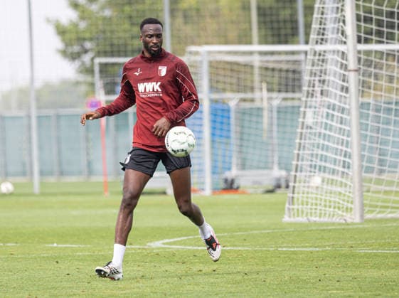 Chrislain Matsima (FC Augsburg 5) spielt den Ball, FC Augsburg, Training, *** Chrislain Matsima of FC Augsburg 5 plays the ball, FC Augsburg, practice,