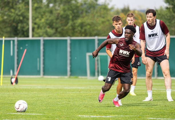 Nathanael Mbuku (FC Augsburg 34) spielt den Ball vor Robin Fellhauer (FC Augsburg 19) und Michael Gregoritsch (FC Augsburg 11, re.); FC Augsburg, Training, *** Nathanael Mbuku (FC Augsburg 34) passes the ball to Robin Fellhauer (FC Augsburg 19) and Michael Gregoritsch (FC Augsburg 11), FC Augsburg, practice,