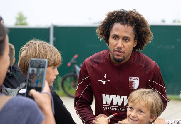 Han-Noah Massengo (FC Augsburg 4) Fotos und Autogramme für die jugendlichen Fans nach dem Training; FC Augsburg, Training, *** Han Noah Massengo, FC Augsburg: 4 photos and autographs for young fans after practice; FC Augsburg, practice,