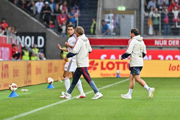 Testspiel; 1. FC Heidenheim - FC Bayern München; 18.08.2026 HEIDENHEIM, GERMANY - 18. AUGUST: der benommene Jamal MUSIALA (FC Bayern Munich 10) muss wieder ausgewechselt werden während dem Testspiel zwischen dem 1. FC Heidenheim und dem FC Bayern München in der Voith-Arena *** Friendly Match: 1. FC Heidenheim vs. FC Bayern Munich, August 18, 2026, HEIDENHEIM, GERMANY, AUGUST 18: A dazed Jamal MUSIALA of FC Bayern Munich (No. 10) has to be substituted again during the friendly match between 1 FC Heidenheim and FC Bayern Munich at the Voith Arena Copyright: xBEAUTIFULxSPORTS Goldbergx