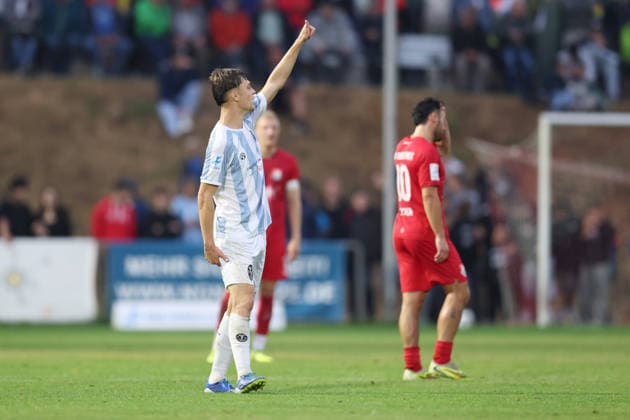18.08.2026, Herren, Fussball, Saison 2026 2027, Regionalliga Bayern, 5. Spieltag: TSV Aubstadt - TSV 1860 Muenchen Daumen hoch von Emre Erdogan ( 19, TSV 1860 München) nach dem 0:2 Sulzfeld Schulstadion Aubstadt (NGN Arena) Bayern Deutschland *** August 18, 2026, Men s Soccer, 2026–2027 Season, Bavarian Regional League, Matchday 5: TSV Aubstadt vs. TSV 1860 Munich. Thumbs up from Emre Erdogan, 19, TSV 1860 Munich after the 0–2 loss at Sulzfeld Schulstadion, Aubstadt, NGN Arena, Bavaria, Germany