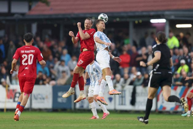18.08.2026, Herren, Fussball, Saison 2026 2027, Regionalliga Bayern, 5. Spieltag: TSV Aubstadt - TSV 1860 Muenchen Marco Nickel ( 29, TSV Aubstadt) und Florian Niederlechner ( 7, TSV 1860 München) im Luftduell Sulzfeld Schulstadion Aubstadt (NGN Arena) Bayern Deutschland *** August 18, 2026, Men s Soccer, 2026–2027 Season, Bavarian Regional League, Matchday 5: TSV Aubstadt vs. TSV 1860 Munich—Marco Nickel (29), TSV Aubstadt, and Florian Niederlechner (7), TSV 1860 Munich in an aerial duel at Sulzfeld Schulstadion in Aubstadt, NGN Arena, Bavaria, Germany