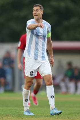 18.08.2026, Herren, Fussball, Saison 2026 2027, Regionalliga Bayern, 5. Spieltag: TSV Aubstadt - TSV 1860 Muenchen Dennis Dressel ( 14, TSV 1860 München) gestikuliert, Arme, Hände, gibt Anweisungen Sulzfeld Schulstadion Aubstadt (NGN Arena) Bayern Deutschland *** August 18, 2026, Men s Soccer, 2026–2027 Season, Bavarian Regional League, Matchday 5: TSV Aubstadt vs. TSV 1860 Munich; Dennis Dressel 14, TSV 1860 Munich gesturing, arms, hands, giving instructions Sulzfeld Schulstadion Aubstadt NGN Arena Bavaria Germany