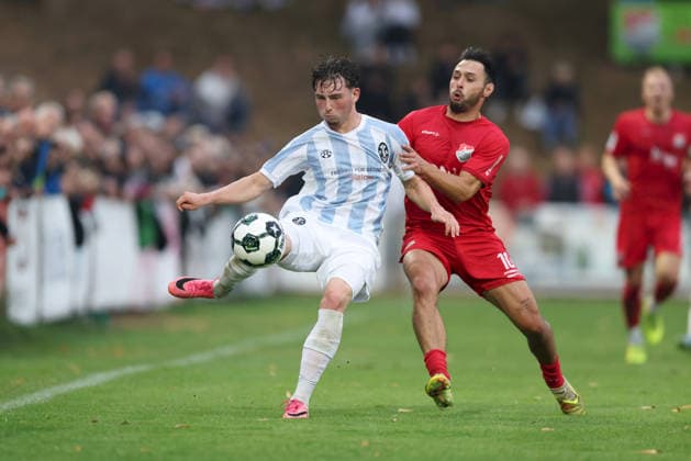 18.08.2026, Herren, Fussball, Saison 2026 2027, Regionalliga Bayern, 5. Spieltag: TSV Aubstadt - TSV 1860 Muenchen Lance Fiedler ( 47, TSV 1860 München) und Timo Pitter ( 10, TSV Aubstadt) Sulzfeld Schulstadion Aubstadt (NGN Arena) Bayern Deutschland *** August 18, 2026, Men s Soccer, 2026–2027 Season, Bavarian Regional League, Matchday 5: TSV Aubstadt vs. TSV 1860 Munich; Lance Fiedler 47, TSV 1860 Munich and Timo Pitter 10, TSV Aubstadt Sulzfeld, Schulstadion Aubstadt, NGN Arena, Bavaria, Germany