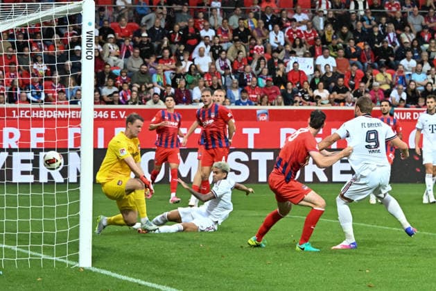18.08.2026, xsltx, Fussball Testspiel, 1.FC Heidenheim - FC Bayern München v.l. Thomas Dähne (1. FC Heidenheim 1846) ist gegen Luis Diaz (FC Bayern München) chancenlos, der zum 3:2 trifft (DFL DFB REGULATIONS PROHIBIT ANY USE OF PHOTOGRAPHS as IMAGE SEQUENCES and or QUASI-VIDEO) *** August 18, 2026, xsltx, soccer friendly, 1. FC Heidenheim vs. FC Bayern Munich v l Thomas Dähne 1. FC Heidenheim 1846 stands no chance against Luis Díaz of FC Bayern Munich, who scores the 3–2 goal. DFL and DFB regulations prohibit any use of photographs as image sequences and or quasi-video.