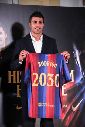 August 18, 2026, Barcelona, Barcelona, SPAIN: Rodrigo Hernandez poses in her FC Barcelona, Barca shirt during his presentation as new player of FC Barcelona at Commercial Office on August 18, 2026 in Barcelona, Spain. Barcelona SPAIN - ZUMAa181 20260818_zaa_a181_057 Copyright: xJavierxBorregox