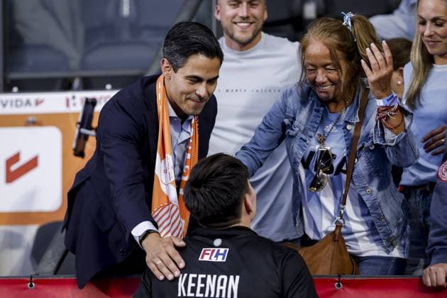 AMSTELVEEN - Prime Minister Rob Jetten greets his fiancÃ e Nicolas Keenan of Argentina after the group stage match at the Hockey World Cup between Argentina and the Netherlands at the Wagener Stadium. BAS CZERWINSKI ANP xVIxANPxSportx xxANPxIVx 565764205 originalFilename: 565764205.jpg