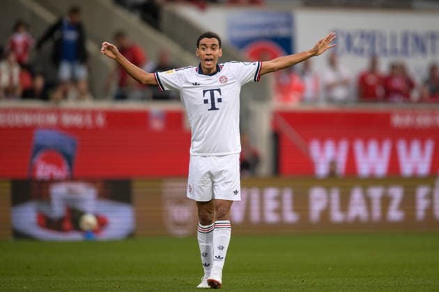 Fußball, Testspiel, 20260818, 1. FC Heidenheim - FC Bayern München. Im Bild Jamal MUSIALA (Bayern, 10) reklamiert. Heidenheim Voith-Arena Baden-Württemberg Deutschland *** Soccer, Friendly Match, 20260818, 1. FC Heidenheim vs. FC Bayern Munich. Pictured: Jamal MUSIALA (Bayern, No. 10) protests a call at the Heidenheim Voith Arena, Baden-Württemberg, Germany Copyright: Passion2Press MarkusxFischerx
