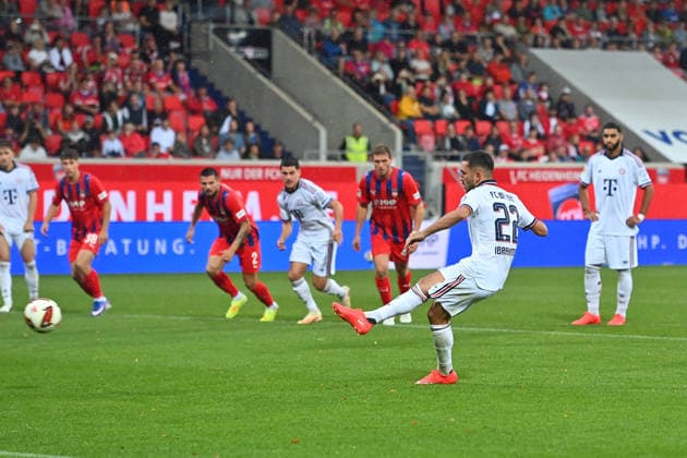 Tor Arijon IBRAHIMOVIC (Bayern Muenchen) per Elfmeter,Strafstoss zum 3-2,Aktion,Torschuss. Fussball Testpiel 1.FC Heidenheim - FC Bayern Muenchen 2-5 am 18.08.2025 , VOITH ARENA. *** Goal by Arijon Ibrahimovic, Bayern Munich, on a penalty kick, making the score 3-2; play; shot on goal; soccer friendly match: 1. FC Heidenheim vs. FC Bayern Munich, 2-5, on August 18, 2025, at VOITH ARENA