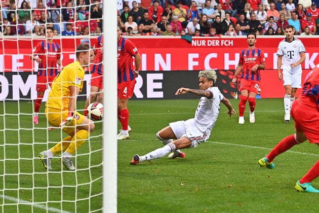 Tor Luis DIAZ (Bayern Muenchen) zum 4-2,Aktion,Torschuss,Strafraumszene. Fussball Testpiel 1.FC Heidenheim - FC Bayern Muenchen 2-5 am 18.08.2025 , VOITH ARENA. *** Goal by Luis DIAZ for Bayern Munich, making it 4–2; play, shot on goal, action in the penalty area; soccer friendly match: 1. FC Heidenheim vs. FC Bayern Munich 2–5 on August 18, 2025, at VOITH ARENA