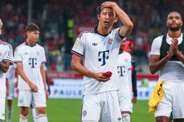 Hiroki Ito 21 (FC Bayern Muenchen) bei den fans mit Jonathan Tah 4 (FC Bayern Muenchen), 1. FC Heidenheim 1846 vs. FC Bayern Muenchen, Fussball, Maenner, Bundesliga, Freundschaftsspiel, Friendly Match, Saison 2026 2027, 18.08.2026 DFB regulations prohibit any use of photographs as image sequences and or quasi-video Heidenheim Baden-Wuerttemberg Deutschland *** Hiroki Ito, 21, FC Bayern Munich, with fans and Jonathan Tah, 4, FC Bayern Munich; 1 FC Heidenheim 1846 vs. FC Bayern Munich; Soccer; Men; Bundesliga; Friendly Match; 2026–2027 Season, August 18, 2026 DFB regulations prohibit any use of photographs as image sequences and or quasi-video Heidenheim, Baden-Württemberg, Germany Copyright: xkolbert-press MartinxAgüerax