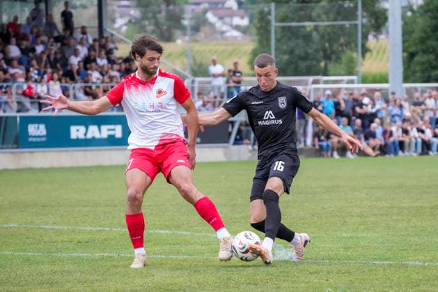 Zweikampf zwischen Jan Bueg (TSV Berg, 17) und Simun Birkic (SSV Ulm 1846 Fussball, 16), GER, TSV Berg vs. SSV Ulm 1846 Fussball, Fussball, WFV Pokal, 3. Runde, Spielzeit 2026 2027, 18.08.26 GER, TSV Berg vs. SSV Ulm 1846 Fussball, Fussball, WFV Pokal, 3. Runde, Spielzeit 2026 2027, 18.08.26 Berg *** Head-to-head between Jan Bueg (TSV Berg, 17) and Simun Birkic (SSV Ulm 1846 Soccer, 16), GER, TSV Berg vs. SSV Ulm 1846 Soccer, Soccer, WFV Cup, Round 3, 2026–2027 season, August 18, 2026, GER, TSV Berg vs. SSV Ulm 1846 Soccer, Soccer, WFV Cup, Round 3, 2026–2027 Season, August 18, 2026, Berg Copyright: xEibner-Pressefoto MaximilianxRistx EP_MRT