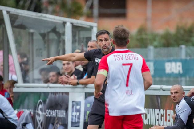 Oliver Ofentausek (TSV Berg, Trainer) mit Ansprache an Jonathan Hill (TSV Berg, 7), GER, TSV Berg vs. SSV Ulm 1846 Fussball, Fussball, WFV Pokal, 3. Runde, Spielzeit 2026 2027, 18.08.26 GER, TSV Berg vs. SSV Ulm 1846 Fussball, Fussball, WFV Pokal, 3. Runde, Spielzeit 2026 2027, 18.08.26 Berg *** Oliver Ofentausek, TSV Berg, coach addressing Jonathan Hill, TSV Berg, 7, GER, TSV Berg vs. SSV Ulm 1846, soccer, soccer, WFV Cup, 3rd round, 2026–2027 season, August 18, 2026, GER, TSV Berg vs. SSV Ulm 1846, Soccer, Soccer, WFV Cup, 3rd Round, 2026–2027 Season, August 18, 2026, Berg Copyright: xEibner-Pressefoto MaximilianxRistx EP_MRT