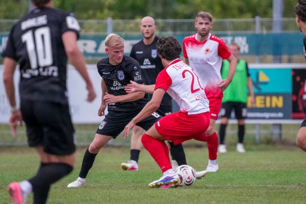 Zweikampf zwischen Per Lockl (SSV Ulm 1846 Fussball, 8) und Tim Lauenroth (TSV Berg, 28), GER, TSV Berg vs. SSV Ulm 1846 Fussball, Fussball, WFV Pokal, 3. Runde, Spielzeit 2026 2027, 18.08.26 GER, TSV Berg vs. SSV Ulm 1846 Fussball, Fussball, WFV Pokal, 3. Runde, Spielzeit 2026 2027, 18.08.26 Berg *** Head-to-head between Per Lockl of SSV Ulm 1846 Soccer, 8, and Tim Lauenroth of TSV Berg, 28, GER, TSV Berg vs. SSV Ulm 1846 Soccer, Soccer, WFV Cup, Round 3, 2026–2027 season, August 18, 2026, GER, TSV Berg vs. SSV Ulm 1846 Soccer, Soccer, WFV Cup, Round 3, 2026–2027 season, August 18, 2026, Berg Copyright: xEibner-Pressefoto MaximilianxRistx EP_MRT