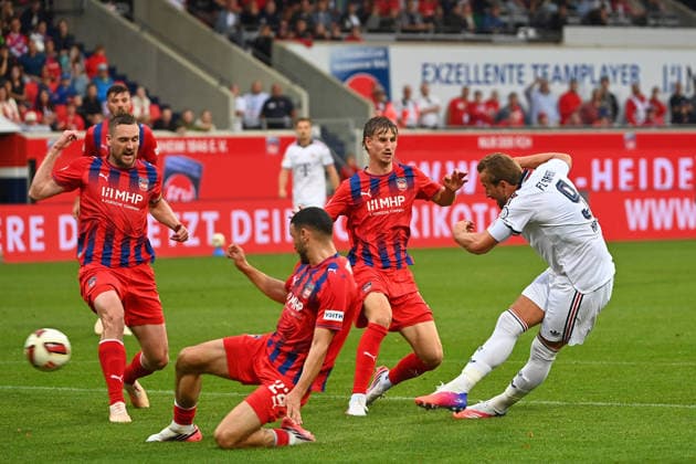 Torchance Harry KANE (Bayern Muenchen),Aktion, Schuss,Strafraumszene- Fussball Testpiel 1.FC Heidenheim - FC Bayern Muenchen 2-5 am 18.08.2025 , VOITH ARENA. *** Scoring chance: Harry KANE, Bayern Munich; action, shot, penalty area play; soccer friendly match: 1. FC Heidenheim vs. FC Bayern Munich 2–5 on August 18, 2025, at VOITH ARENA