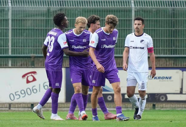 18.08.2026, Getränke Hoffmann Stadion, Spelle, GER, 2. Liga und Oberliga: Testspiel SC Spelle-Venhaus vs VfL Osnabrück, Tony Lesueur (VfL Osnabrück 23) herzt Leon Opitz (VfL Osnabrück 19) nach dessen 2:5-Tor DFL REGULATIONS PROHIBIT ANY USE OF PHOTOGRAPHS AS IMAGE SEQUENCES AND OR QUASI-VIDEO. Spelle Niedersachsen Getränke Hoffmann Stadion *** August 18, 2026, Getränke Hoffmann Stadium, Spelle, GER, 2. Liga and Oberliga friendly: SC Spelle Venhaus vs. VfL Osnabrück, Tony Lesueur, VfL Osnabrück 23, high-fives Leon Opitz, VfL Osnabrück 19, after his 2-5 goal. DFL REGULATIONS PROHIBIT ANY USE OF PHOTOGRAPHS AS IMAGE SEQUENCES AND OR QUASI-VIDEO. Spelle, Lower Saxony, Getränke Hoffmann Stadium