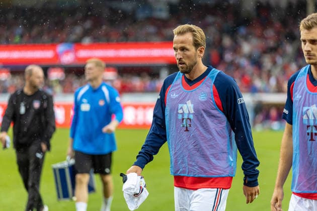 Harry Kane (FC Bayern Muenchen, 09) mit Leibchen zur Halbzeit auf dem Weg in die Kabine, GER, 1. FC Heidenheim vs. FC Bayern Muenchen, Fußball, Testspiel, 2026 2027, 18.08.2026, DFL DFB REGULATIONS PROHIBIT ANY USE OF PHOTOGRAPHS AS IMAGE SEQUENCES AND OR QUASI-VIDEO, GER, 1. FC Heidenheim vs. FC Bayern Muenchen, Fußball, Testspiel, 2026 2027, 18.08.2026 Heidenheim *** Harry Kane, FC Bayern Munich, No. 9, wearing a jersey, heading to the locker room at halftime, GER, 1. FC Heidenheim vs. FC Bayern Munich, soccer, friendly match, 2026–2027, August 18, 2026, DFL and DFB regulations prohibit any use of photographs as image sequences and or quasi-video, GER, 1 FC Heidenheim vs. FC Bayern Munich, soccer, friendly match, 2026–2027, August 18, 2026, Heidenheim Copyright: xEibner-Pressefoto JanixPlessx EP_JPL