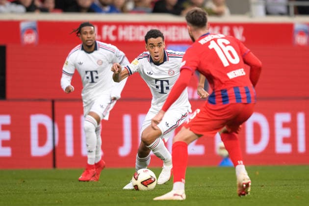 Fußball, Testspiel, 20260818, 1. FC Heidenheim - FC Bayern München. Im Bild v.l. Jamal MUSIALA (Bayern, 10), Julian NIEHUES (Heidenheim, 16). Heidenheim Voith-Arena Baden-Württemberg Deutschland *** Soccer, Friendly Match, 20260818, 1 FC Heidenheim vs. FC Bayern Munich. Pictured, from left: Jamal MUSIALA (Bayern, 10), Julian NIEHUES (Heidenheim, 16). Heidenheim Voith Arena, Baden-Württemberg, Germany Copyright: Passion2Press MarkusxFischerx