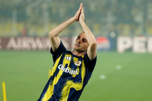 August 18, 2026, Kadikoy, Istanbul, Turkey: Kerem Akturkoglu (C) of Fenerbahce greets the fans before the UEFA Champions League play-off round match between Fenerbahce and Olympique Lyonnais at the Chobani Stadium, Fenerbahce Sukru Saracoglu Sports Complex in Istanbul, Turkey, on August 18, 2026. UEFA Champions League Play-Offs: Fenerbahce Vs Olympique Lyonnais  - ZUMAu194 20260818_zip_u194_003 Copyright: xTolgaxUluturkx