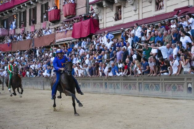 August 18, 2026, Siena, Toscana, italia: The Nicchio Contrada wins the Palio with the horse Teodoro and jockey Giovanni Atzeni, known as Tittia, during the Siena Palio held on August 18, 2026, in Siena s Piazza del Campo. Palio Of Siena Of August 18, 2026  - ZUMAs236 20260818_aap_s236_008 Copyright: xFabioxSassox