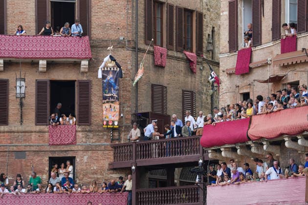 August 18, 2026, Siena, Toscana, italia: The Nicchio Contrada wins the Palio with the horse Teodoro and jockey Giovanni Atzeni, known as Tittia, during the Siena Palio held on August 18, 2026, in Siena s Piazza del Campo. Palio Of Siena Of August 18, 2026  - ZUMAs236 20260818_aap_s236_018 Copyright: xFabioxSassox
