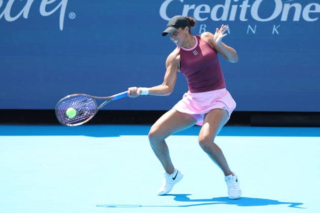 August 18, 2026, Mason, Oh, USA: Cincinnati Open Tennis 2026 - Madison Keys hits a ball against Katerina Siniakova in the Cincinnati Open Tennis Tournament held in Mason OH. 2026 08 18. ZUMAPress Mason USA - ZUMAn24_ 20260818_zaf_n24_029 Copyright: xWallyxNellx